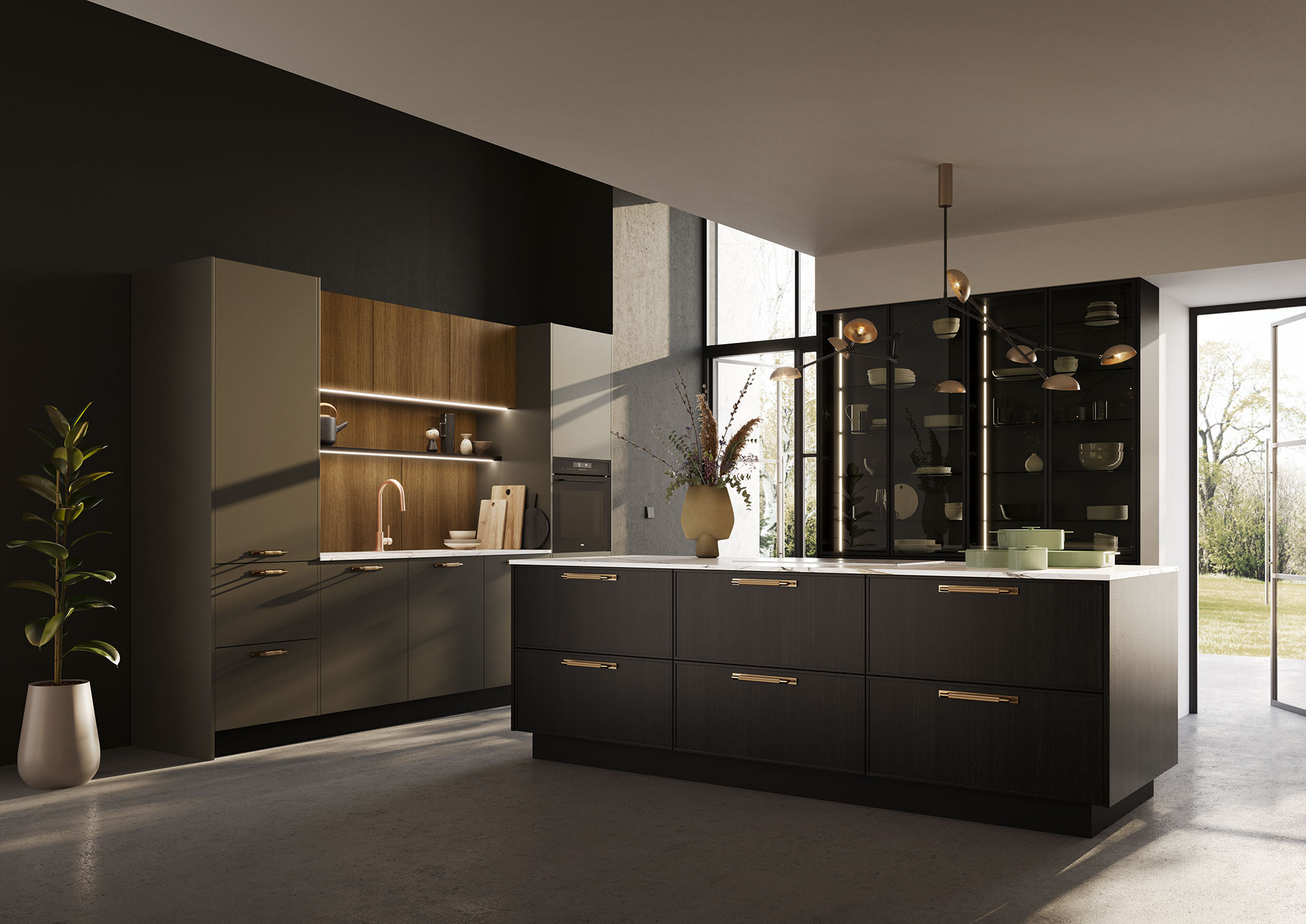 Moderne Küche mit dunklen Schränken, einer großen Insel mit goldenen Griffen, offenen Regalen, Einbaugeräten, stilvollen Hängelampen, einer Topfpflanze und bodentiefen Fenstern, die natürliches Licht hereinlassen.